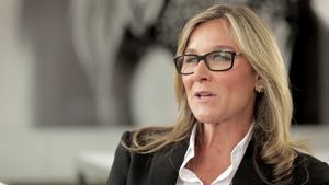 Бывшая глава розничной сети Apple Анджела Арендс присоединилась частной  инвестиционной компании Ким Кардашьян