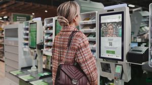 «Сбер» и X5 Group запустили сервис «Оплата улыбкой»