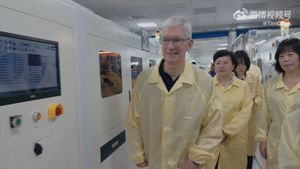 Тим Кук посетил завод Luxshare в рамках подготовки к сборке Vision Pro