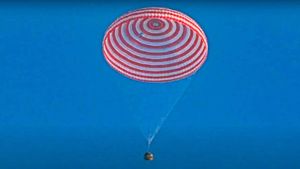 Экипаж корабля китайской капсулы чуть не разбился при приземлении – всё из-за дыры в парашюте
