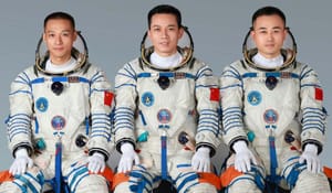 Секреты космической гигиены: как космонавты стригутся в невесомости