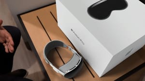 Как выглядит огромная коробка от Apple Vision Pro