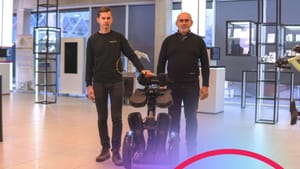 Литовские специалисты разработали электрическую инвалидную коляску, позволяющую людям стоять