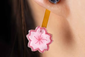 Учёные придумали смарт-серьгу, которая заменит умные часы и браслеты