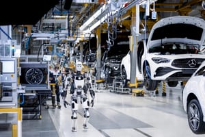 Роботы в комбинезонах: у Mercedes появились новые «коллеги» для рабочих на заводе