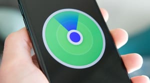 Выброшенные из угнанного автомобиля AirPods заставили спецназ выломать дверь невиновной семьи