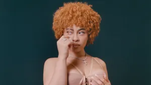 Фанаты рэперши Ice Spice удивились, когда она сделала селфи на Android-смартфон, а не на iPhone