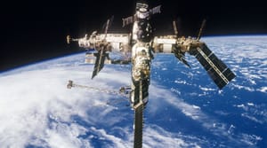 День космонавтики. О первой многомодульной орбитальной станции «Мир»