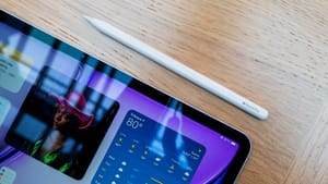 Новый Apple Pencil Pro отбрасывает тень на виртуальной бумаге