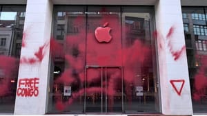 Берлинский Apple Store подвергся вандализму со стороны активистов Конго