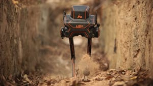 Робота-шагохода жестоко избили, но он продолжил идти вперёд