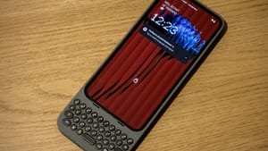 Энтузиаст подключил чехол-клавиатуру для iPhone к Android-смартфону