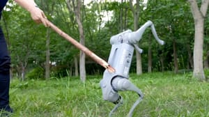 Компания Unitree Robotics провела жёсткий краш-тест четвероногих робопсов