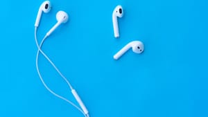 Некоторые китайские наушники с разъёмом Lightning требуют Bluetooth-подключения, и на то есть совершенно дикая причина