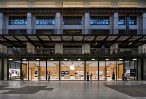Суд Великобритании заявил, что Apple несправедливо уволила сотрудника, который втайне фотографировал коллегу