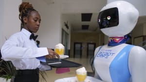 Роботы-официанты в Найроби: Технологии меняют ресторанный бизнес Восточной Африки