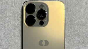 Блогер показал редкий прототип iPhone с сенсорной регулировкой громкости и заглушками