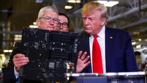 Трамп избавит Apple от тарифов, чтобы не отдать рынок Samsung