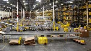 Работники Amazon устроили забастовку на семи американских предприятиях в самый напряжённый период года