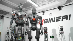 Робот-гуманоид SE01 вышел на прогулку по улицам Шэньчжэня