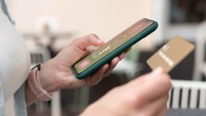 Накануне 14 февраля на маркетплейсах выросли продажи мужской одежды и ювелирных украшений