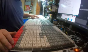 Клавиатура с 1020 клавишами: печатает не буквы, а слова