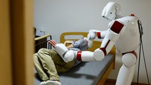 Японцы разработали робота для помощи пожилым