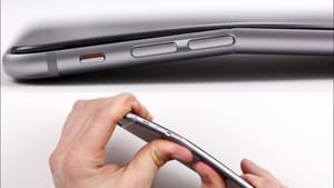 Apple отказалась от 6,9-дюймового iPhone 17 Air из-за страха перед «Bendgate 2.0»