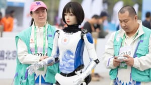 В Китае провели полумарафон с участием роботов-гуманоидов