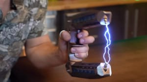 Энтузиаст сделал футуристичный бластер для отпугивания медведей