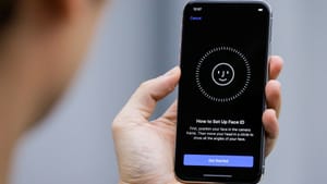 Слухи: iPhone 18 Pro получит Face ID под экраном и отдельную камеру в углу