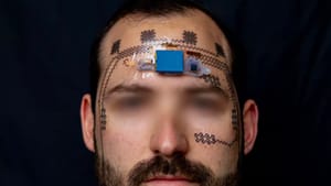 Электронная татуировка на лбу поможет выявлять умственное переутомление в реальном времени