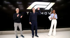 Брэд Питт и Тим Кук устроили сюрприз фанатам в магазине Apple в Нью-Йорке