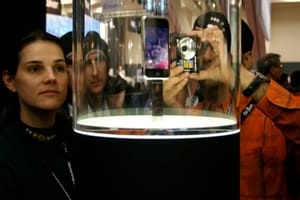 Этот день в истории Apple: поклонники занимают очередь, чтобы купить iPhone первого поколения