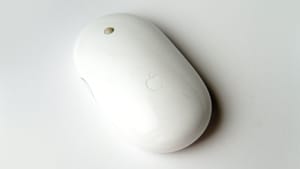 Этот день в истории Apple: выходит беспроводная Mighty Mouse со сверхточным лазерным слежением
