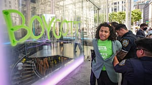 Экоактивисты разрисовали магазин Apple на Пятой авеню и призвали к бойкоту