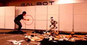 В сети завирусилось видео с инженером, таскающим робота за шею