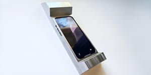 «Тяжёлый груз»: как чехол весом почти 3 килограмма помогает избавиться от зависимости от смартфона