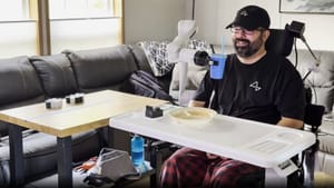 Пациент с чипом Neuralink смог управлять роботизированной рукой и самостоятельно поесть