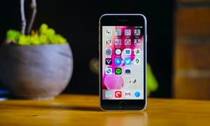 Apple официально признала первый iPhone SE устаревшим
