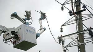 Китайский робот впервые отремонтировал линию электропередачи под напряжением