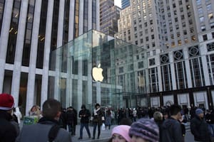 Этот день в истории Apple: компания демонстрирует свой удивительный магазин на Пятой авеню в Нью-Йорке