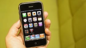 Этот день в истории Apple: технический журналист Уолт Моссберг даёт предварительную оценку первому iPhone