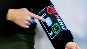 Учёные из Сингапура сделали в рукаве кофты полноцветный сенсорный экран
