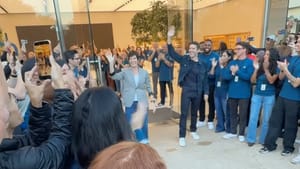 Старт продаж iPhone Duo прошёл в Остине вместе с Джоном Тернусом