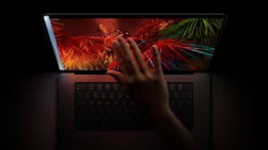 Apple представила MacBook Pro с сенсорным OLED-экраном