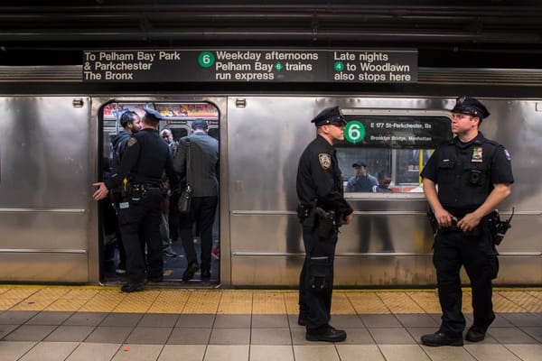 В Нью-Йорке начали тестировать ИИ для выявления оружия в метро